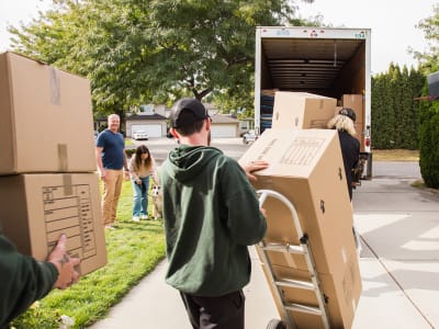 Planning a long-distance mover but overwhelmed by everything that's got to happen? A seasoned long-distance moving company demystifies the process and keeps it stress-free.
