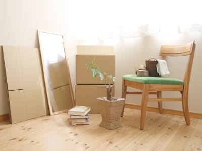 Prevent breakage by packing your mirror and other fragile items with proper packing materials supplied by your long distance movers.