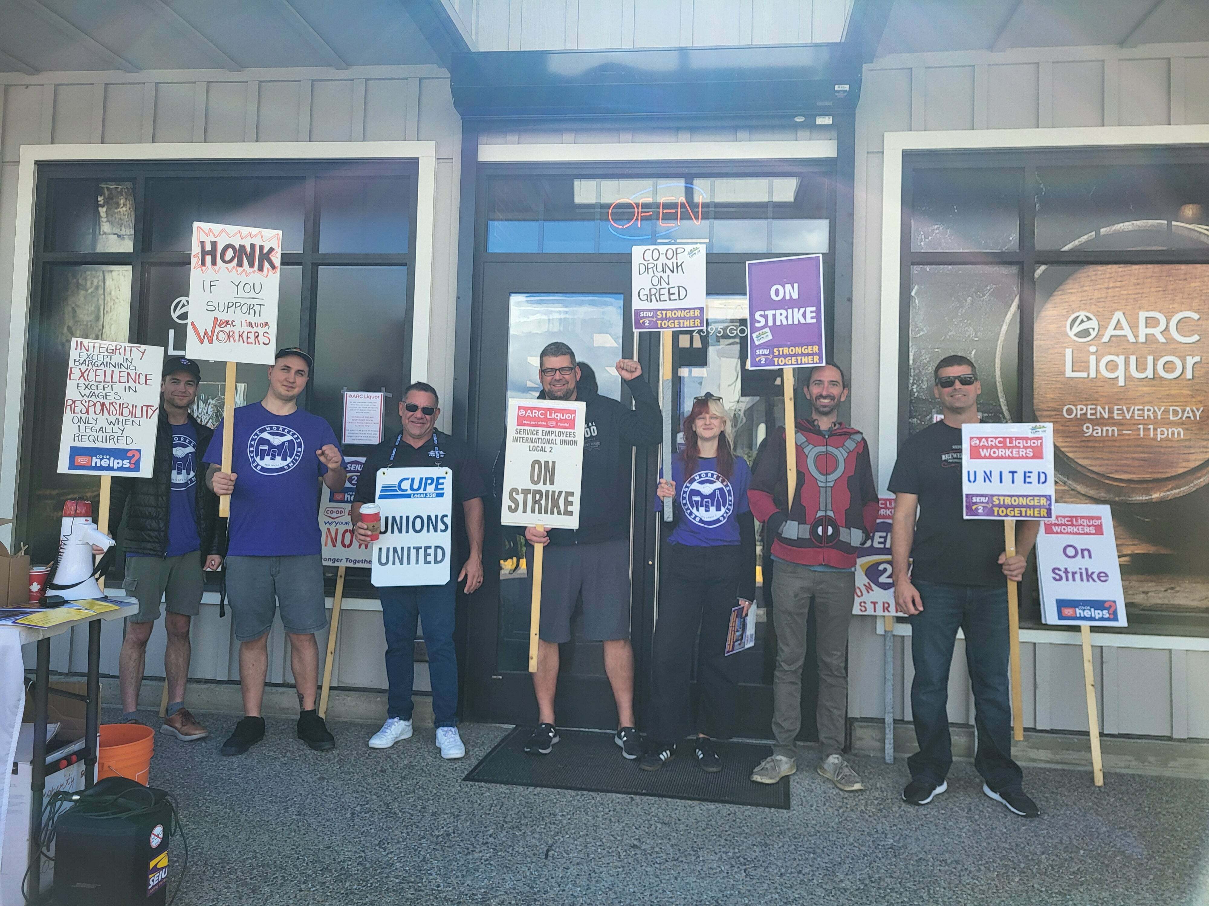 Kelowna liquor store workers strike after negotiations fall through