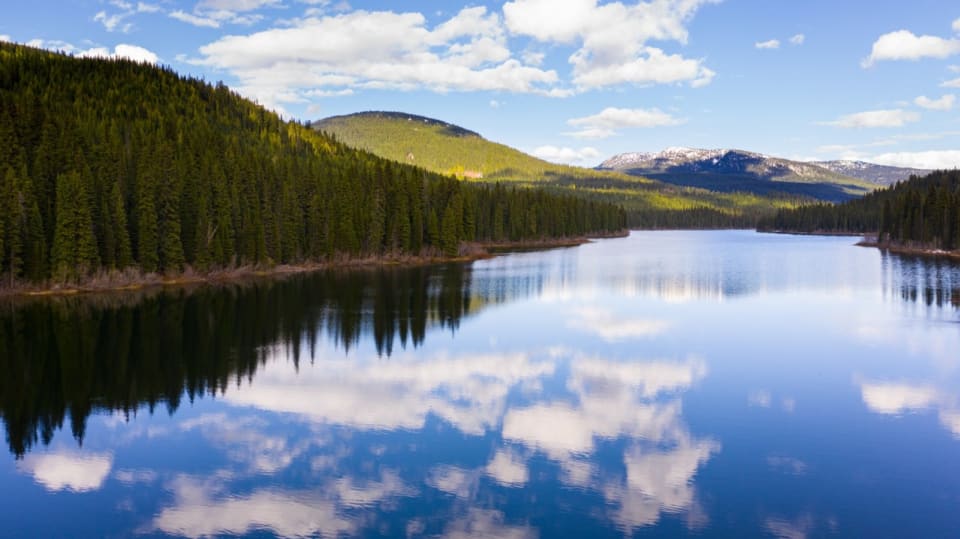Guests enjoy a scenic and thrilling experience on the water, surrounded by the natural beauty of Keefer Lake.