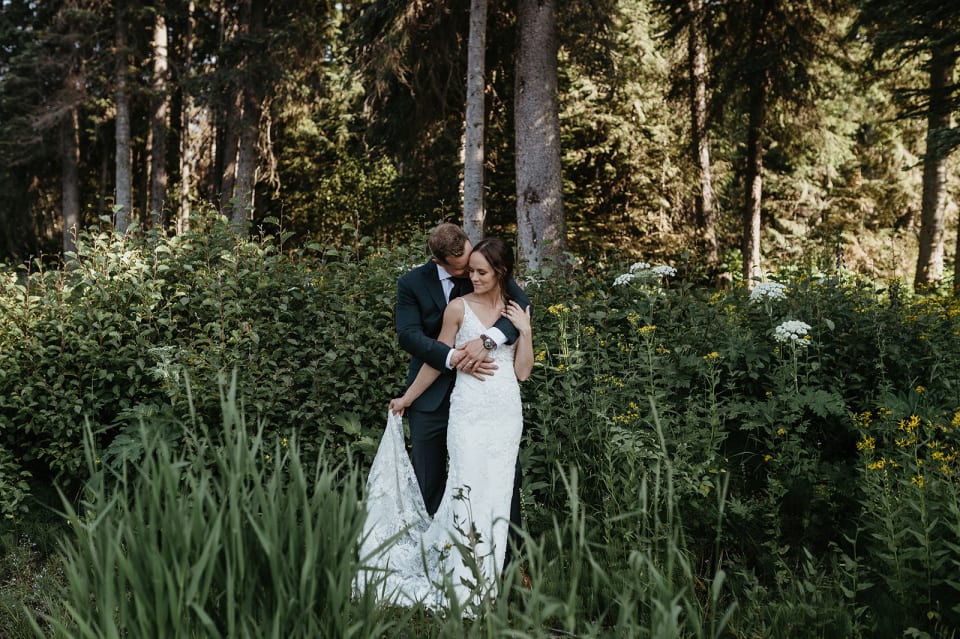 <b>Intimate moments captured in nature’s perfect wedding backdrop </b>⁓ Photo by Tara Peach @ Tara Peach Photography