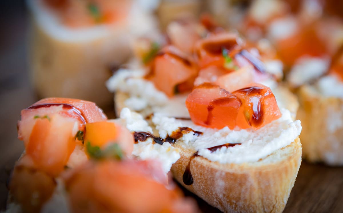 bruscetta-crostinis-served-with-boursin-cheese-and-balsamic-glaze