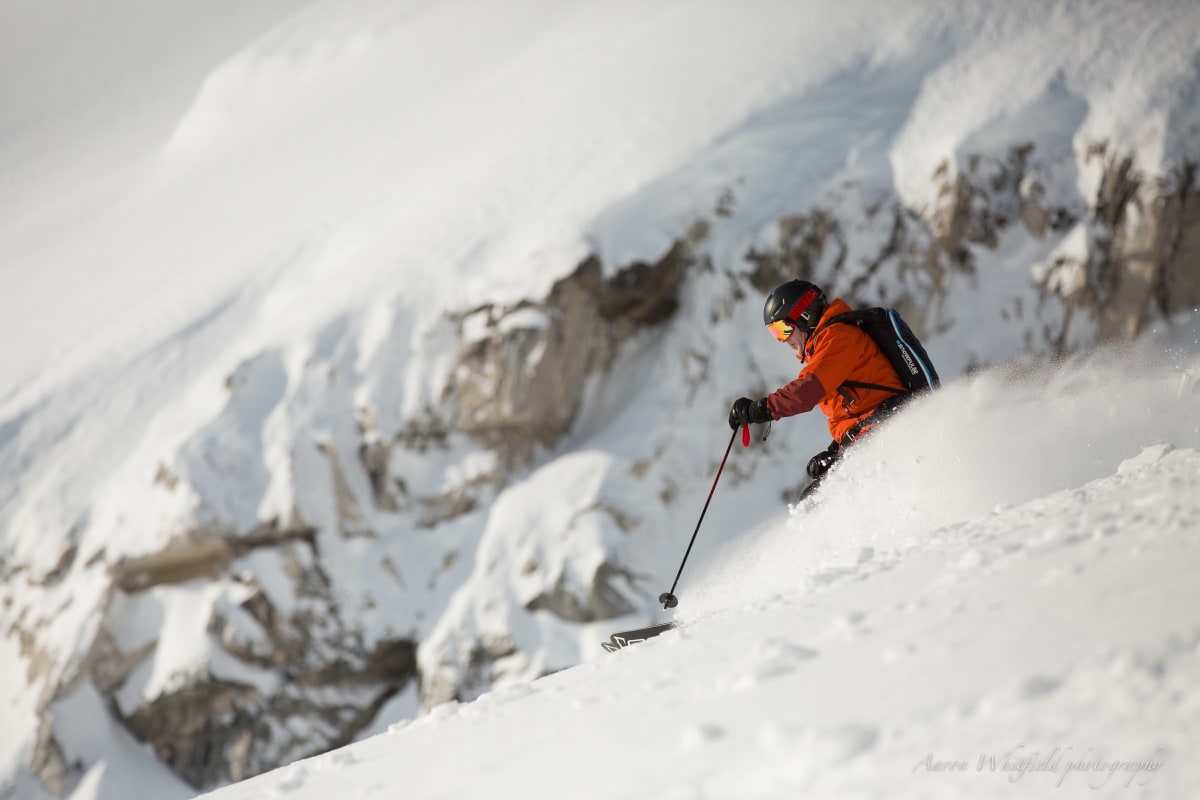 Skier_Turning_on_Slope_Snow_Spray_2