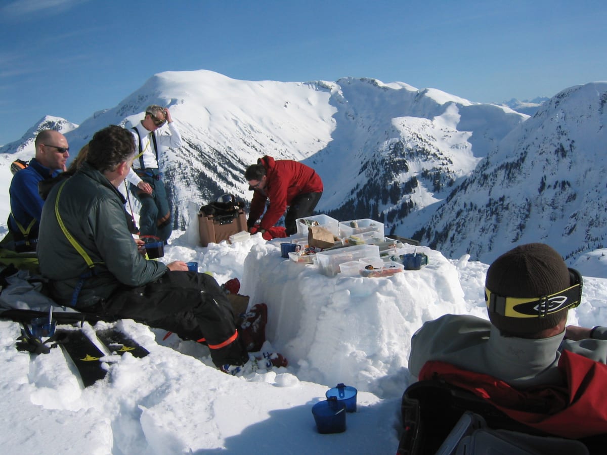 heliskiing-lunch-on-the-mountainside-1