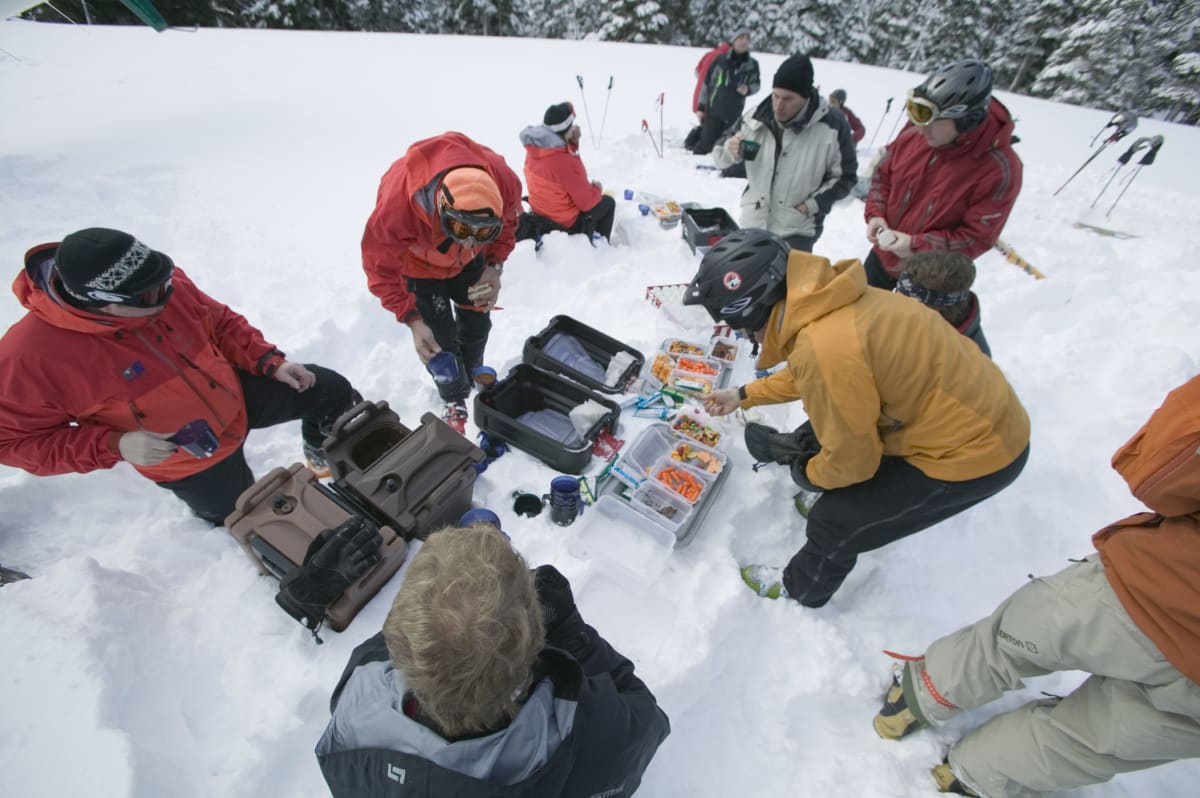 heliskiing-lunch-on-the-mountainside-3
