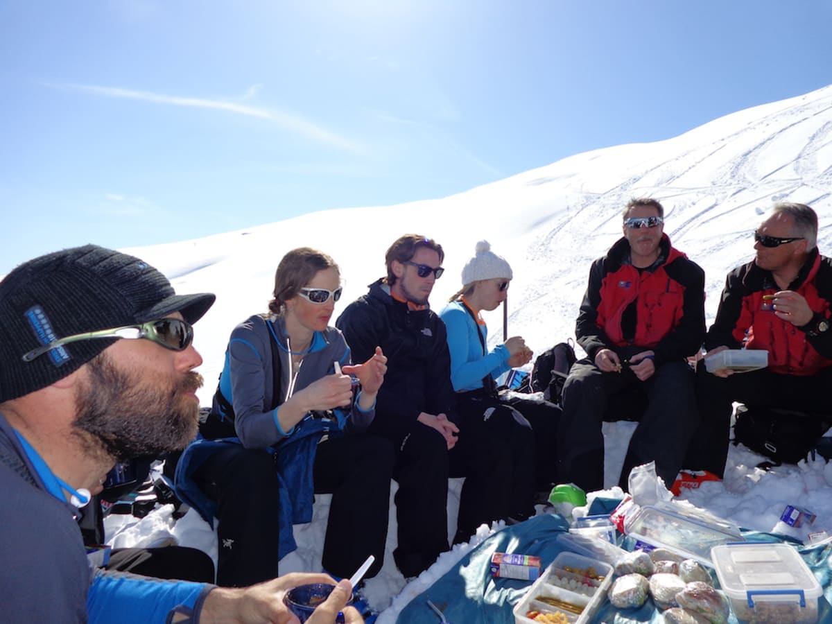 heliskiing-lunch-on-the-mountainside-4