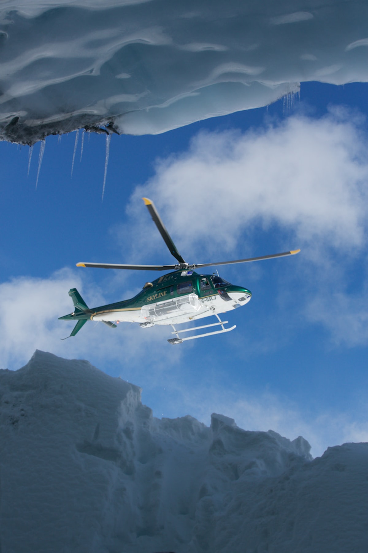 Heli_Flying_Past_Crevasse