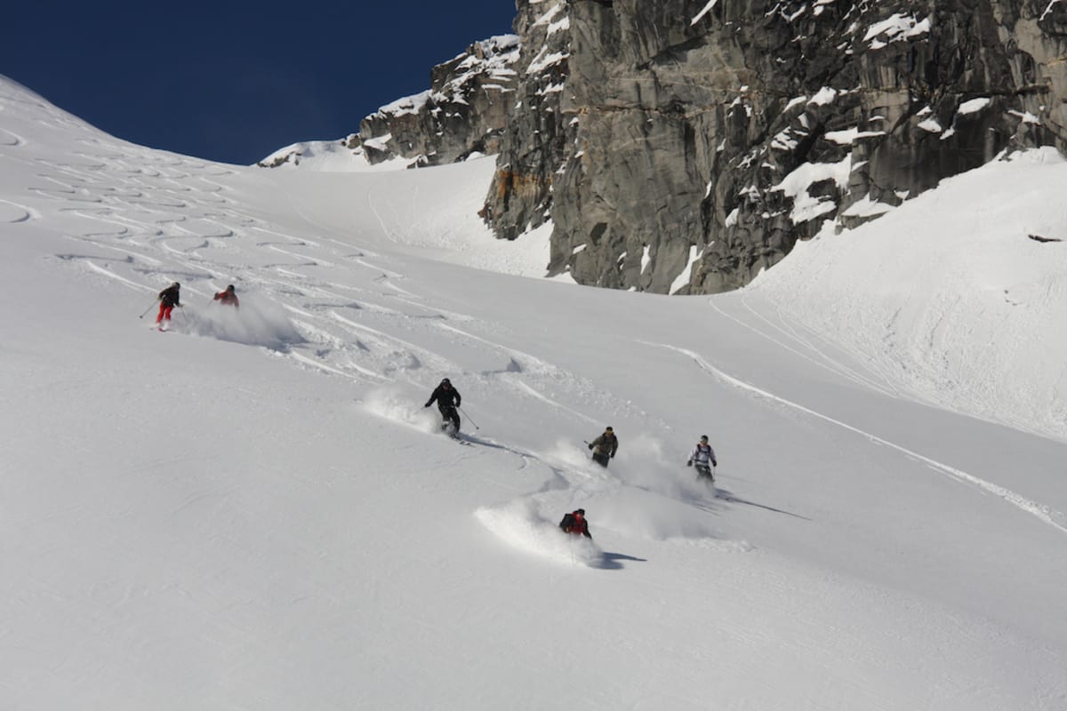 Group_Skiing_Powder_Run_1