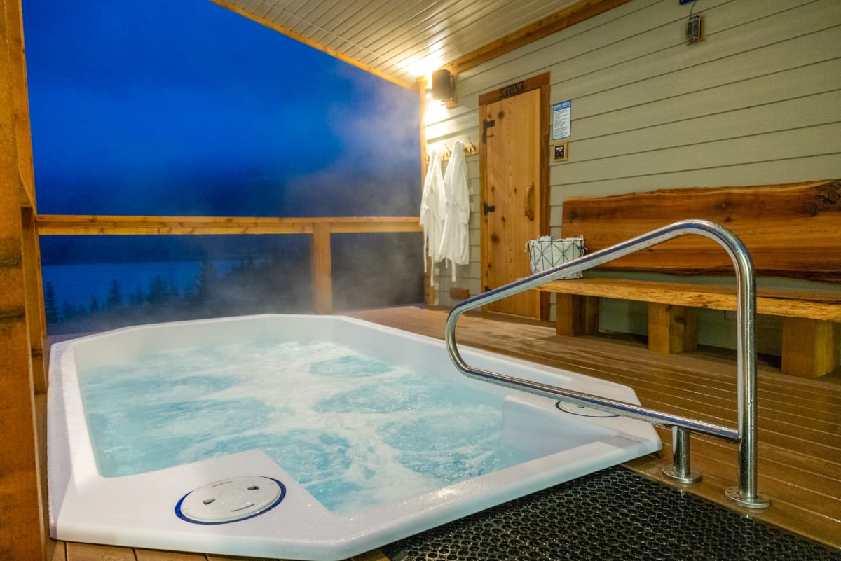 NEH_MountainLodge_2026_hot tub