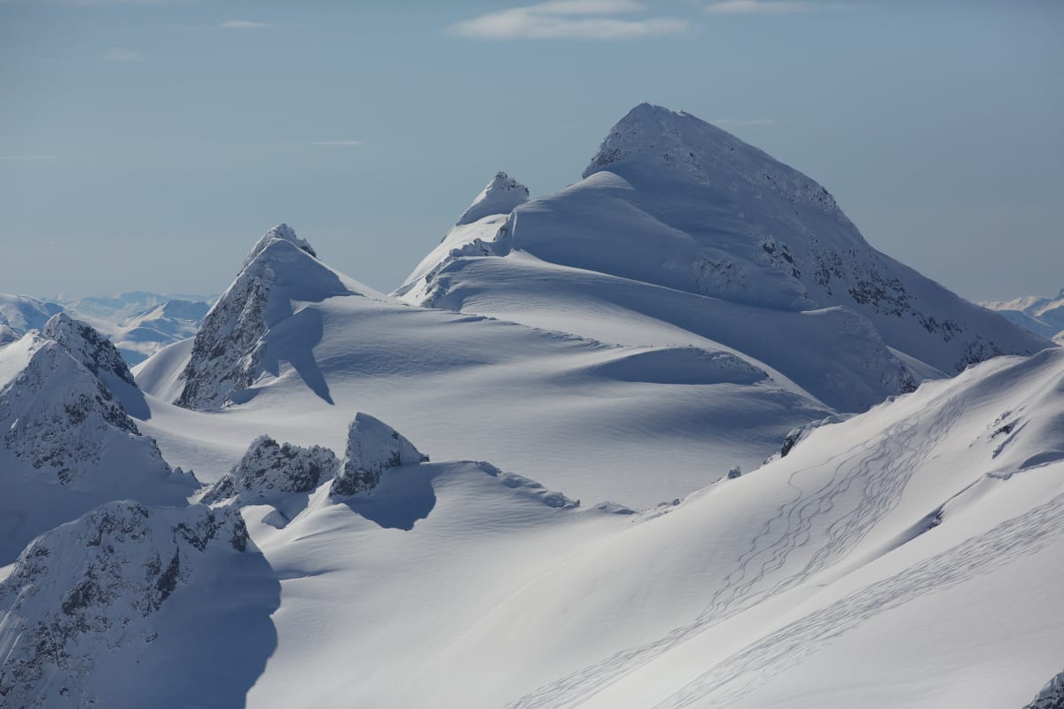 heli-skiing-bc_Mountain_Peaks_Tracks