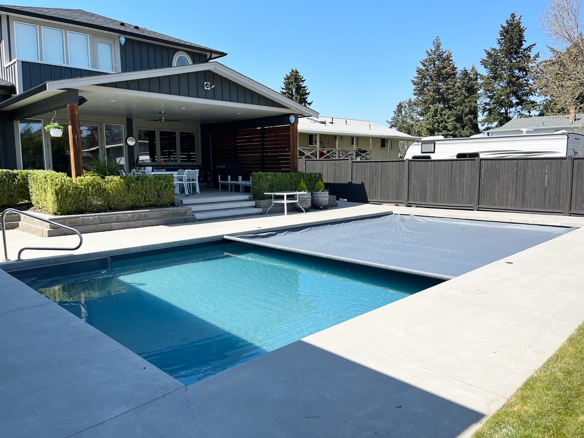 An automatic pool cover isn’t just aesthetically pleasing, it’s practical. Quick coverage is just one of the ways a pool cover makes maintenance easy.