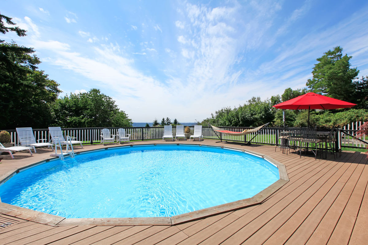 A slip-resistant outdoor deck for your swimming pool can come in many materials, surfaces and colours. 